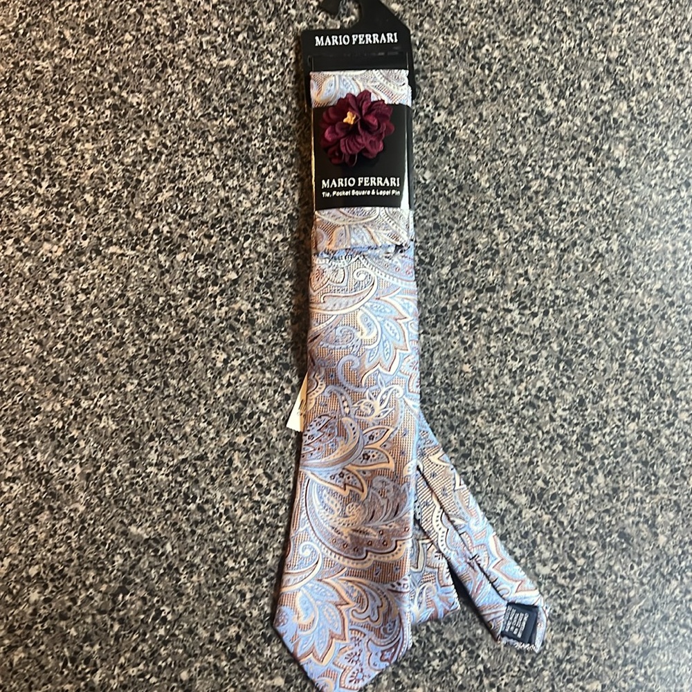 Mario Ferrari Tie, Pocket Square & Lapel Pin - Picture 3 of 5